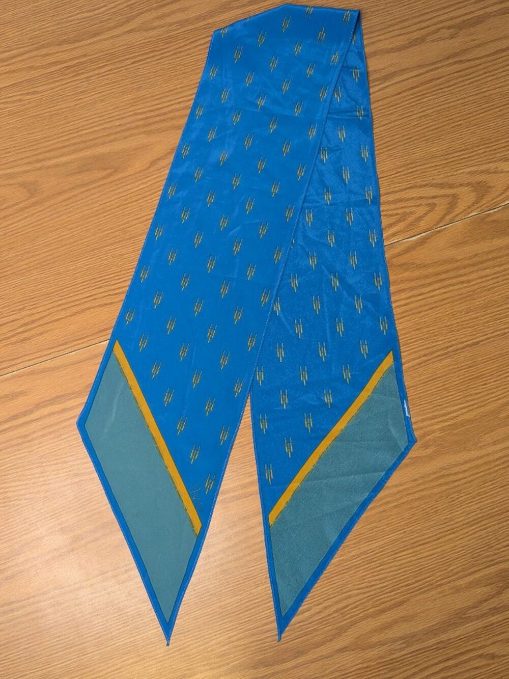 Vintage Vera neck scarf blue retro Blue yellow 6.5" x 53"